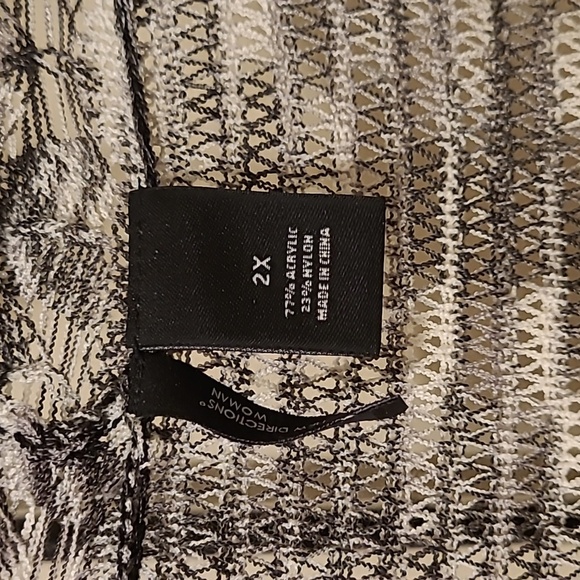 New Directions Women's Black and White Sweater Shrug with scalloped hem size 2X - Picture 5 of 8